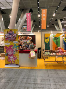 前日に準備は通常の展示会と同じです。向かって右は漬物屋さんです。