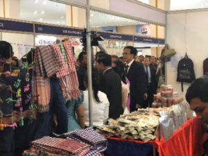 フンセン首相：中央背中向きの人物