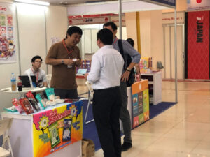 カンボジアの輸入業者との商談