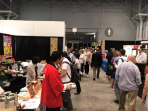 展示ブース試食・商談の様子
